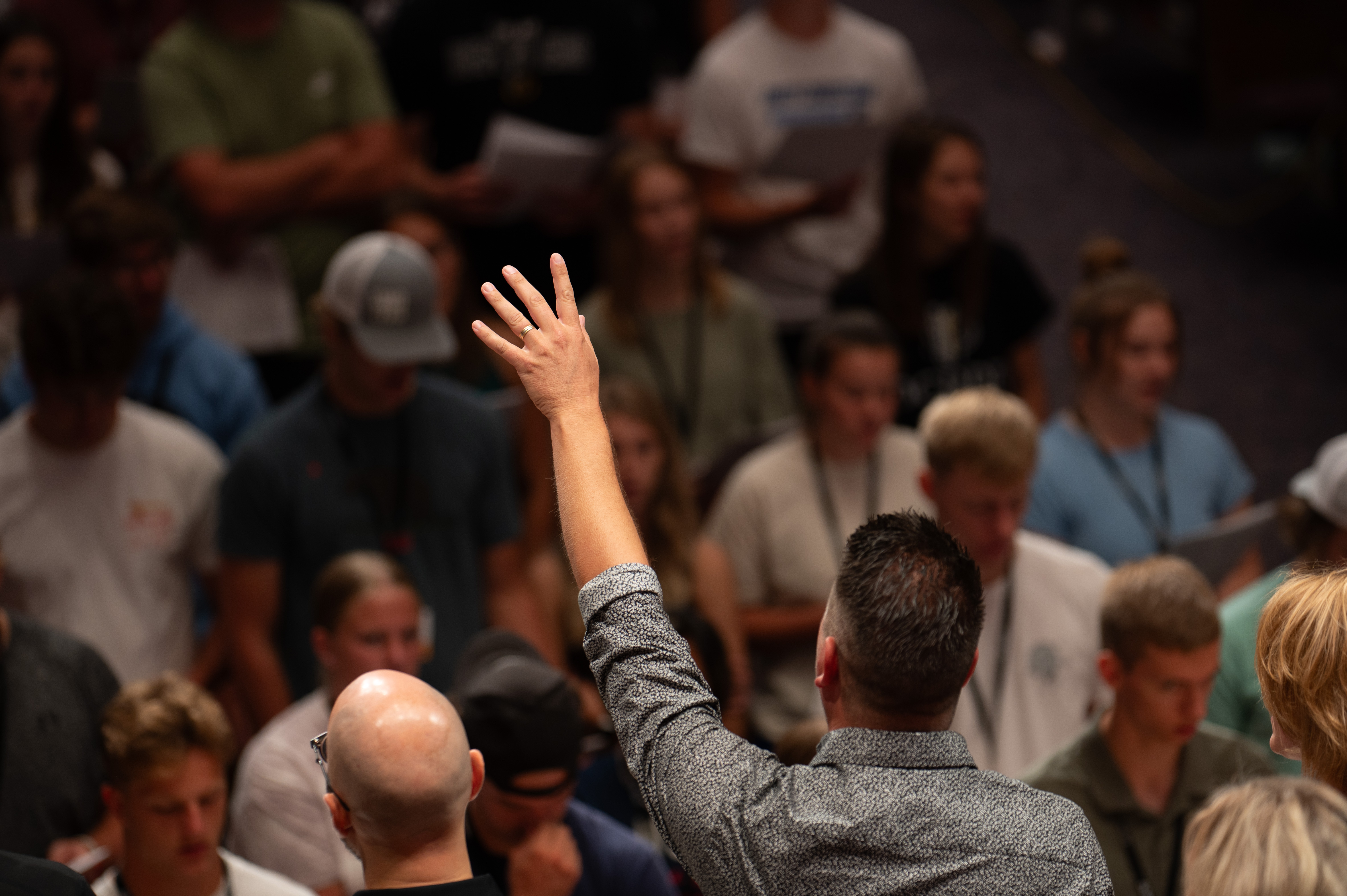 Rev. Aaron Baart prays over the incoming class of Dordt University students.