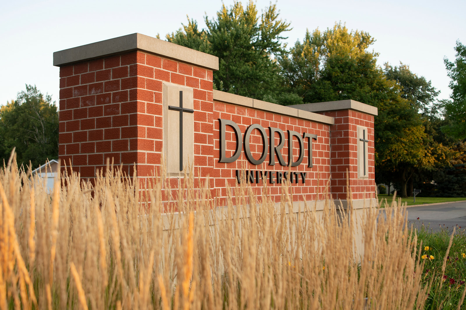 A picture of a brick sign with the words "Dordt University" on it.