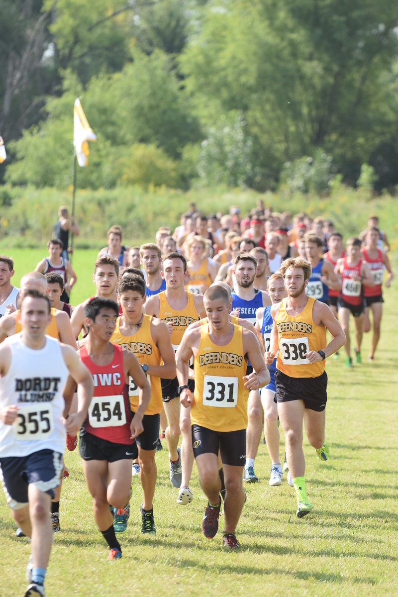 Runners at a Dordt Cross Country race